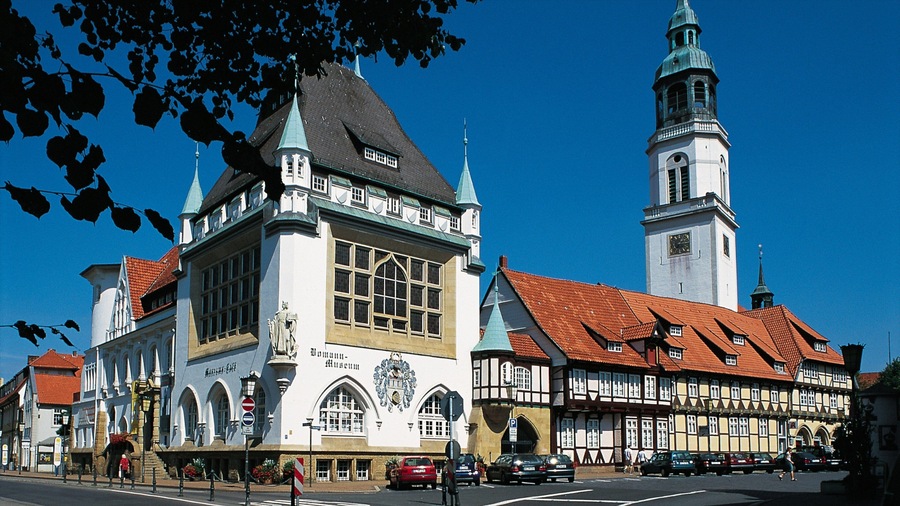 Celle que inclui uma cidade, uma igreja ou catedral e arquitetura de patrimônio
