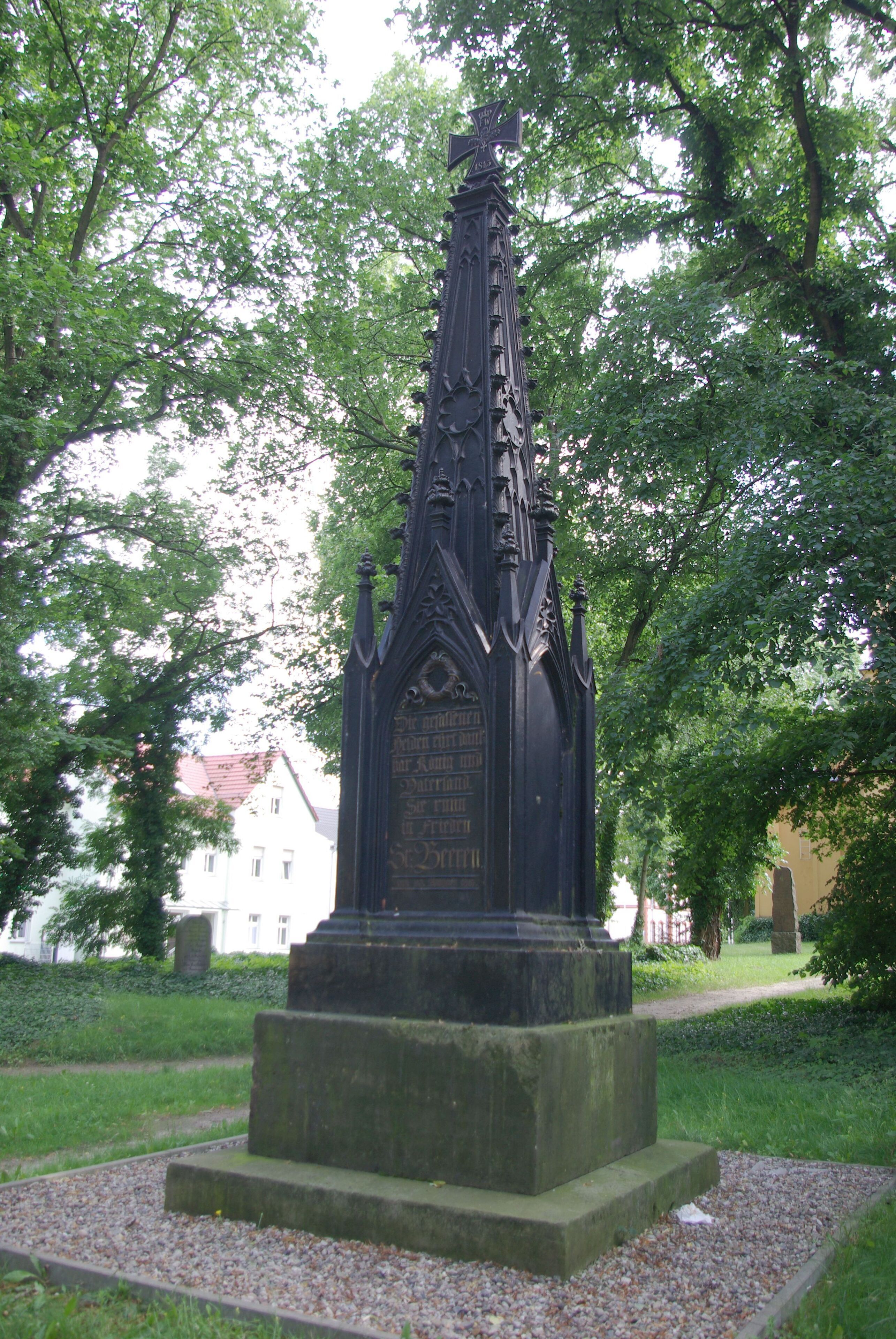 Großbeeren in Brandenburg. Der Obelisk erinnert an die Schlacht bei Großbeeren und wurde von Schinkel entworfen. Der Obelisk steht auf dem Kirchhof der Kirche von Großbeeren. Der Obelisk ist denkmalgeschützt.
