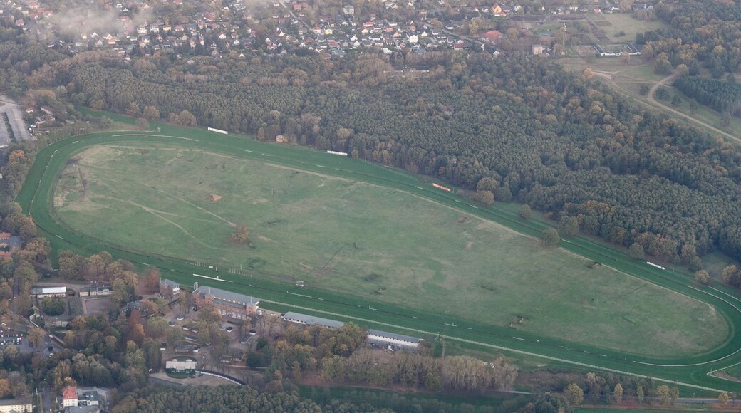 Vue aérienne de l'hippodrome d'Hoppegarten dans le Land de Brandebourg lors d'un vol entre CDG et TXL.