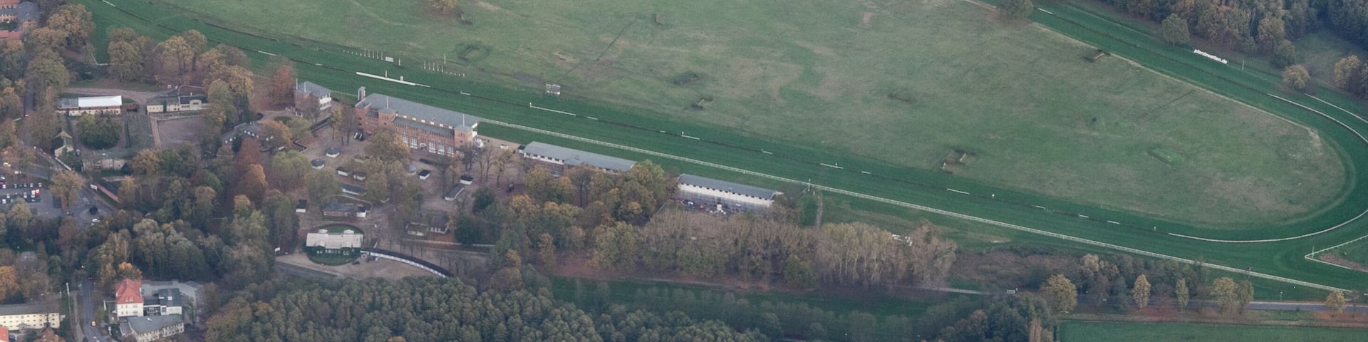 Vue aérienne de l'hippodrome d'Hoppegarten dans le Land de Brandebourg lors d'un vol entre CDG et TXL.