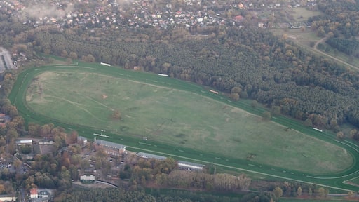 Vue aérienne de l'hippodrome d'Hoppegarten dans le Land de Brandebourg lors d'un vol entre CDG et TXL.