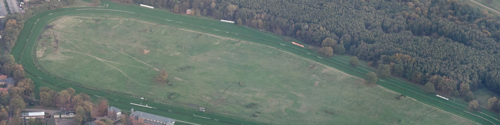 Vue aérienne de l'hippodrome d'Hoppegarten dans le Land de Brandebourg lors d'un vol entre CDG et TXL.
