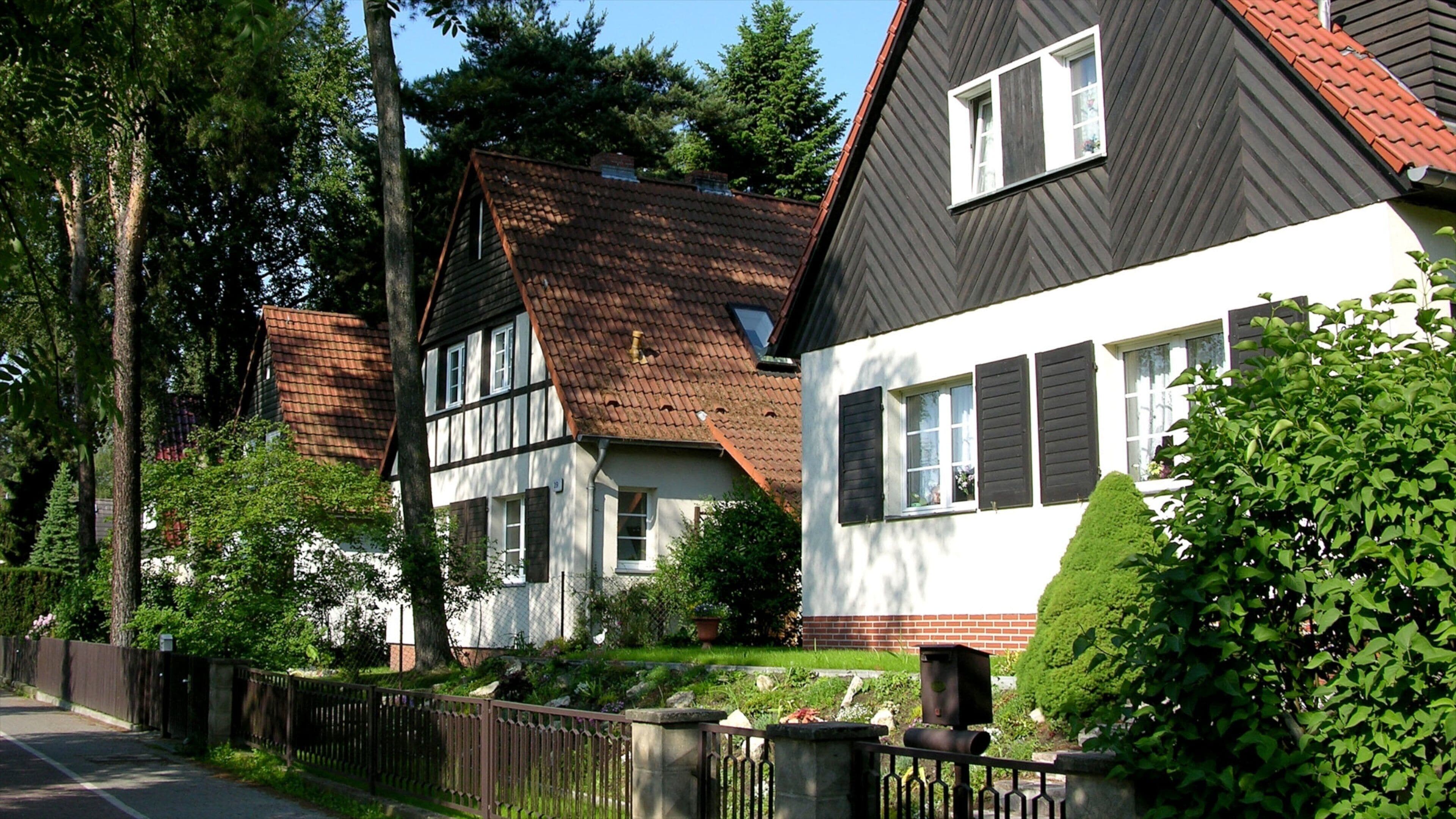 Kleinmachnow showing heritage architecture, a house and street scenes