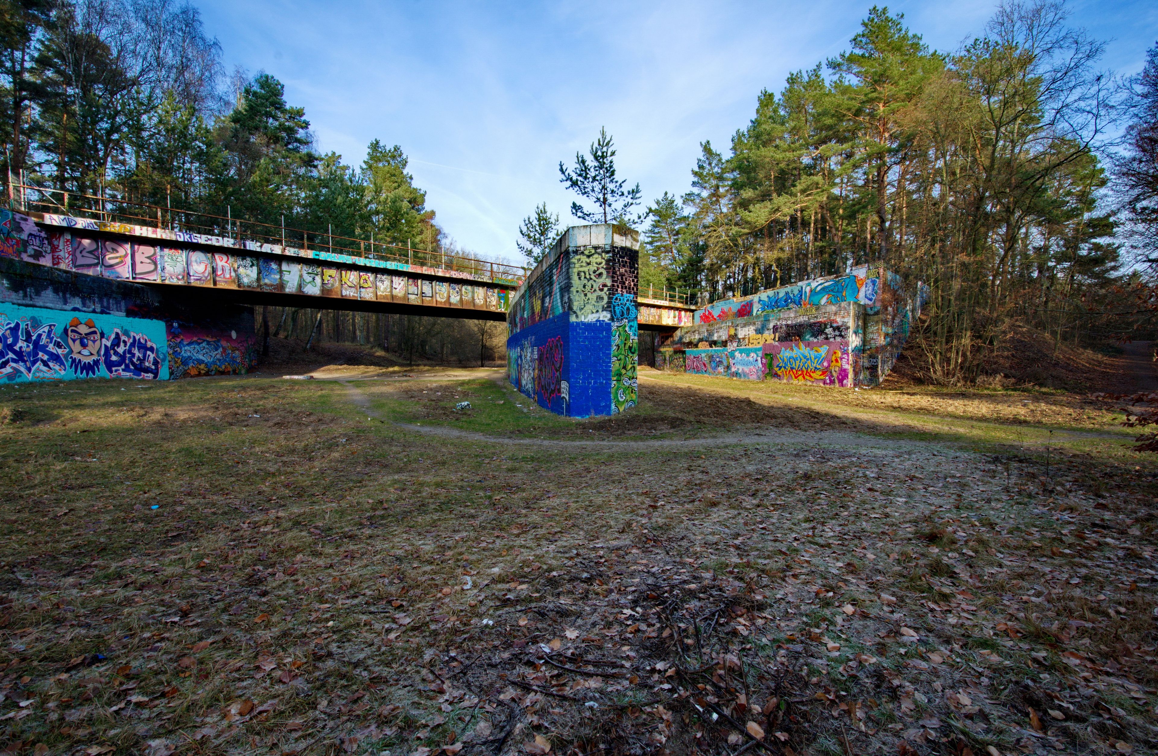 Brücke der ehemaligen Stammbahn über frühere Autobahn in Kleinmachnow