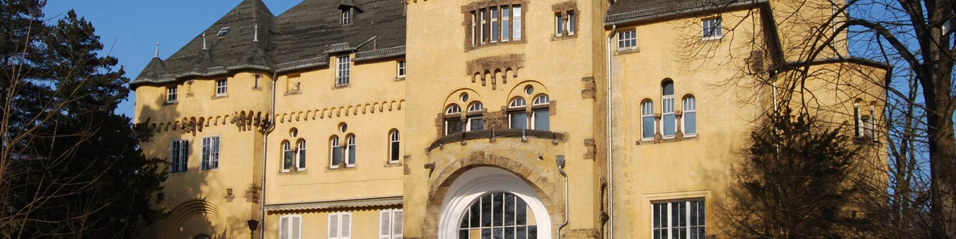 Kleinmachnow mit einem Burg und historische Architektur