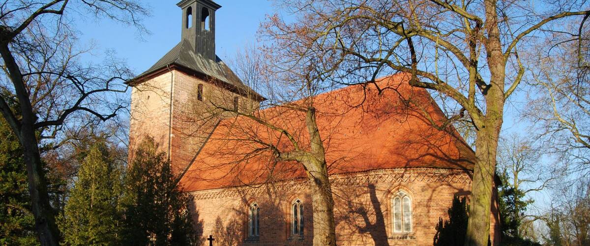 Kleinmachnow das einen Kirche oder Kathedrale, Kleinstadt oder Dorf und religiöse Elemente