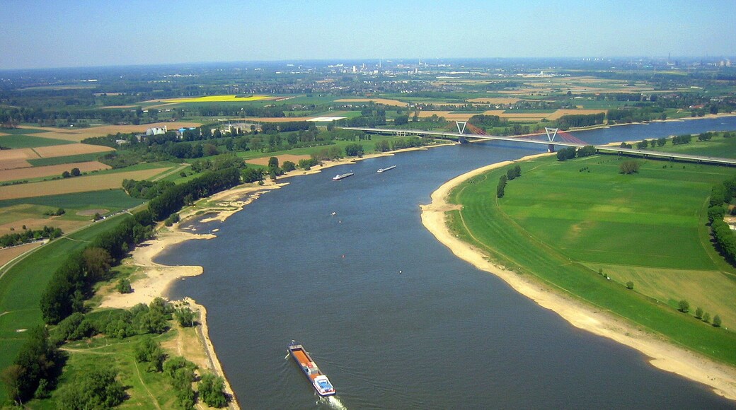 Die Rheinauen – links im Hintergrund Krefeld