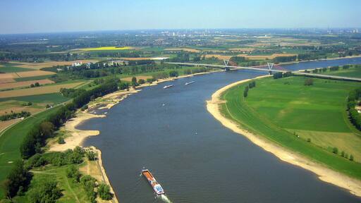 Die Rheinauen – links im Hintergrund Krefeld