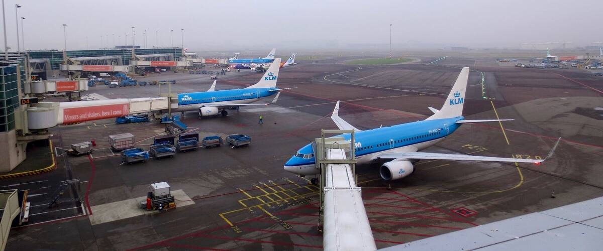 Op de promenade vliegtuigen kijken.