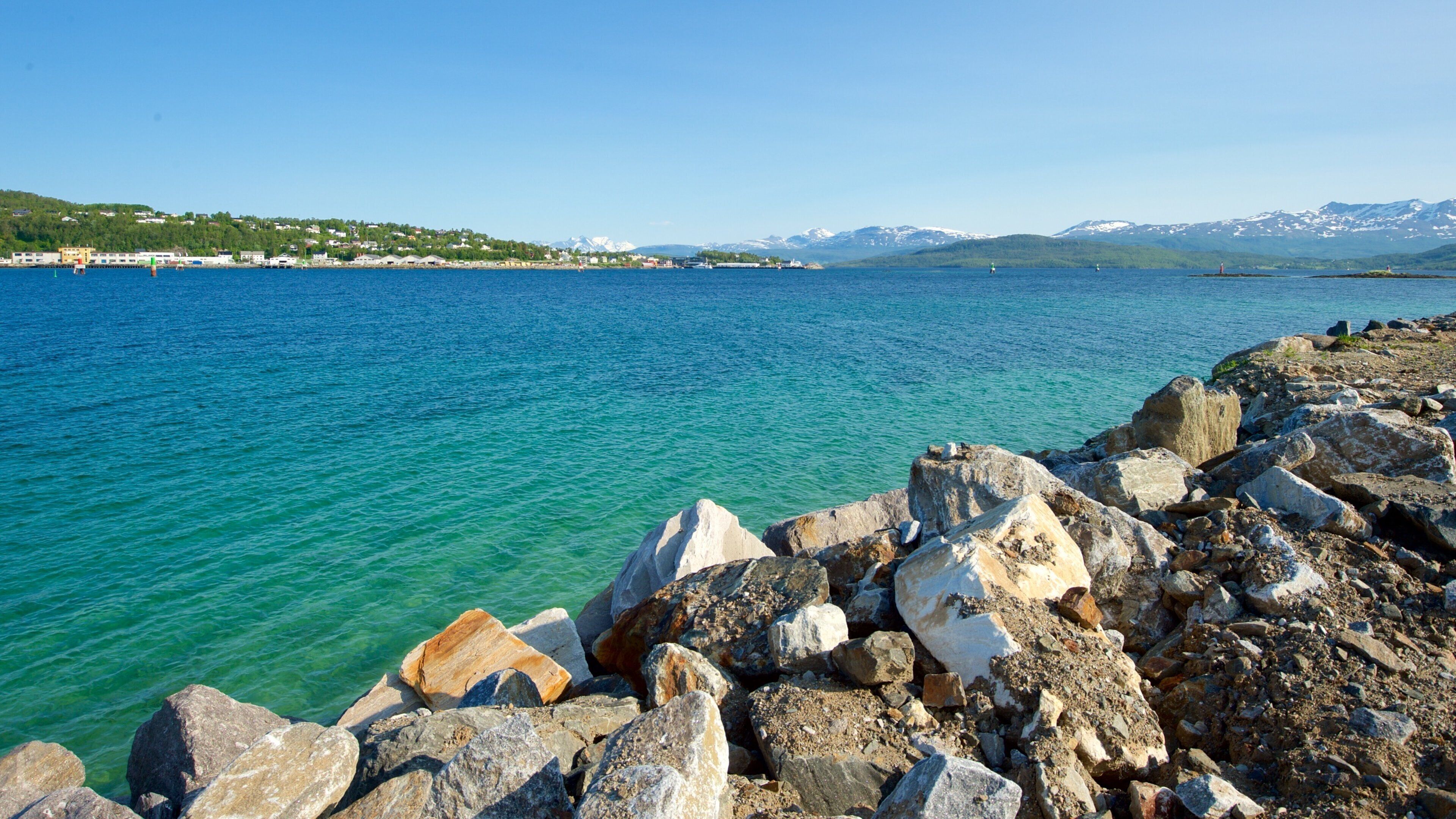 Finnsnes som inkluderer klippelandskap