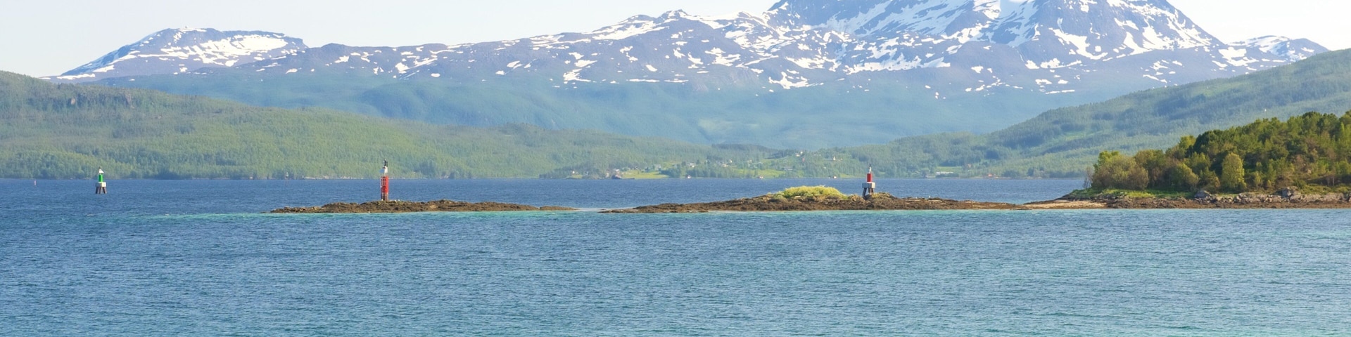 Finnsnes que incluye vistas generales de la costa y montañas