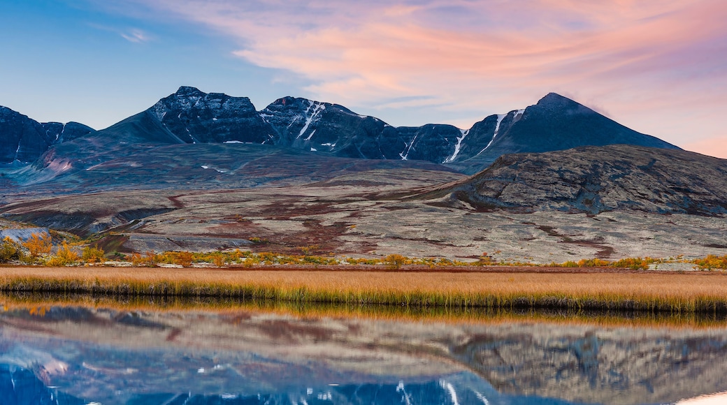 Exploring the stunning autumn landscape of Rondane Nationalpark in Norway with breathtaking mountain views