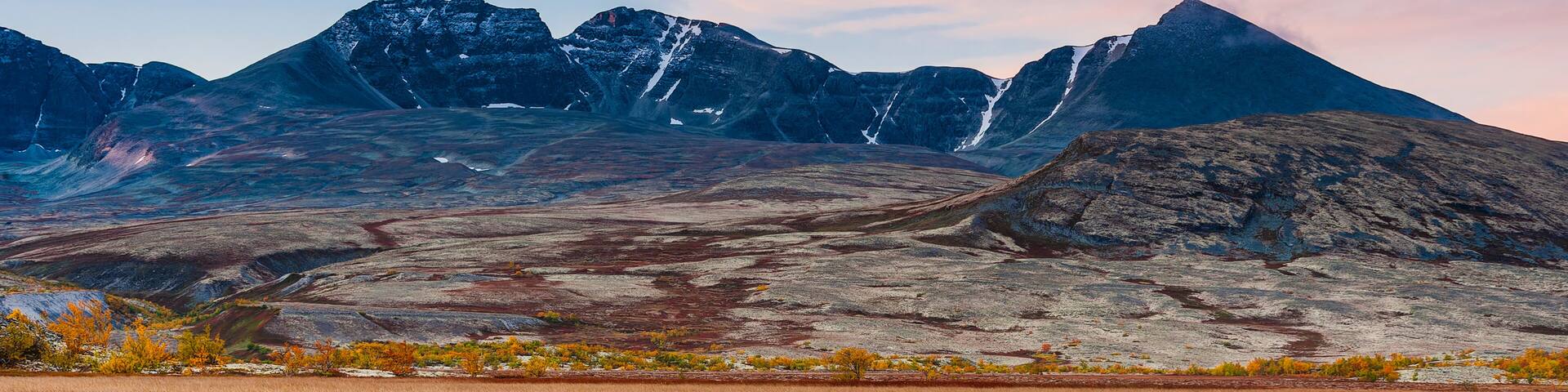 Exploring the stunning autumn landscape of Rondane Nationalpark in Norway with breathtaking mountain views
