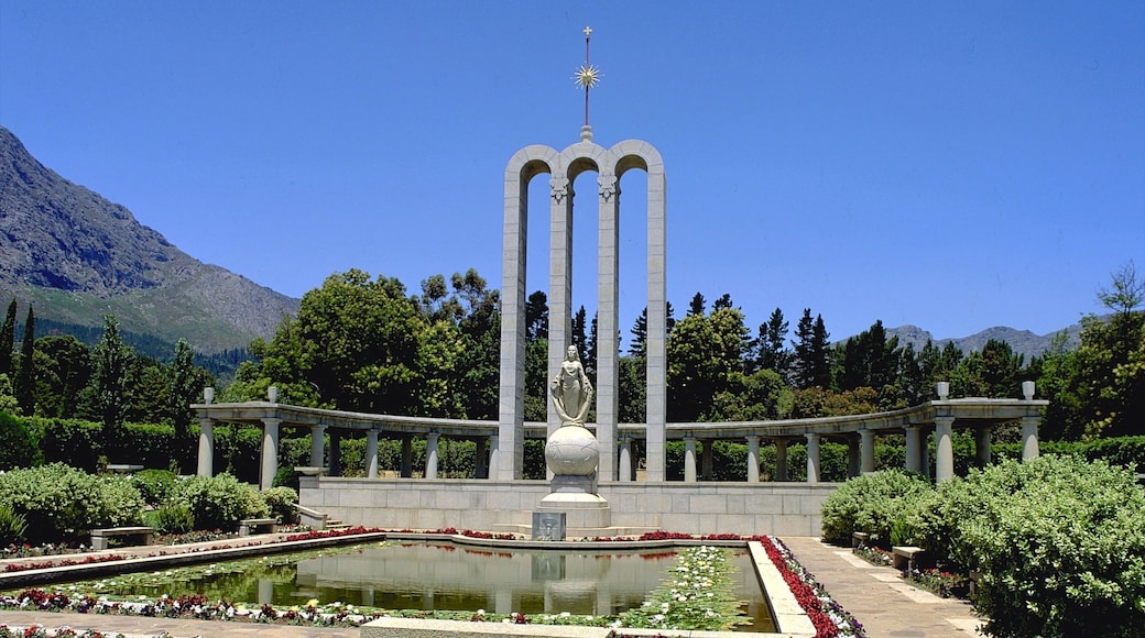 Franschhoek que incluye arte, arte al aire libre y una estatua o escultura