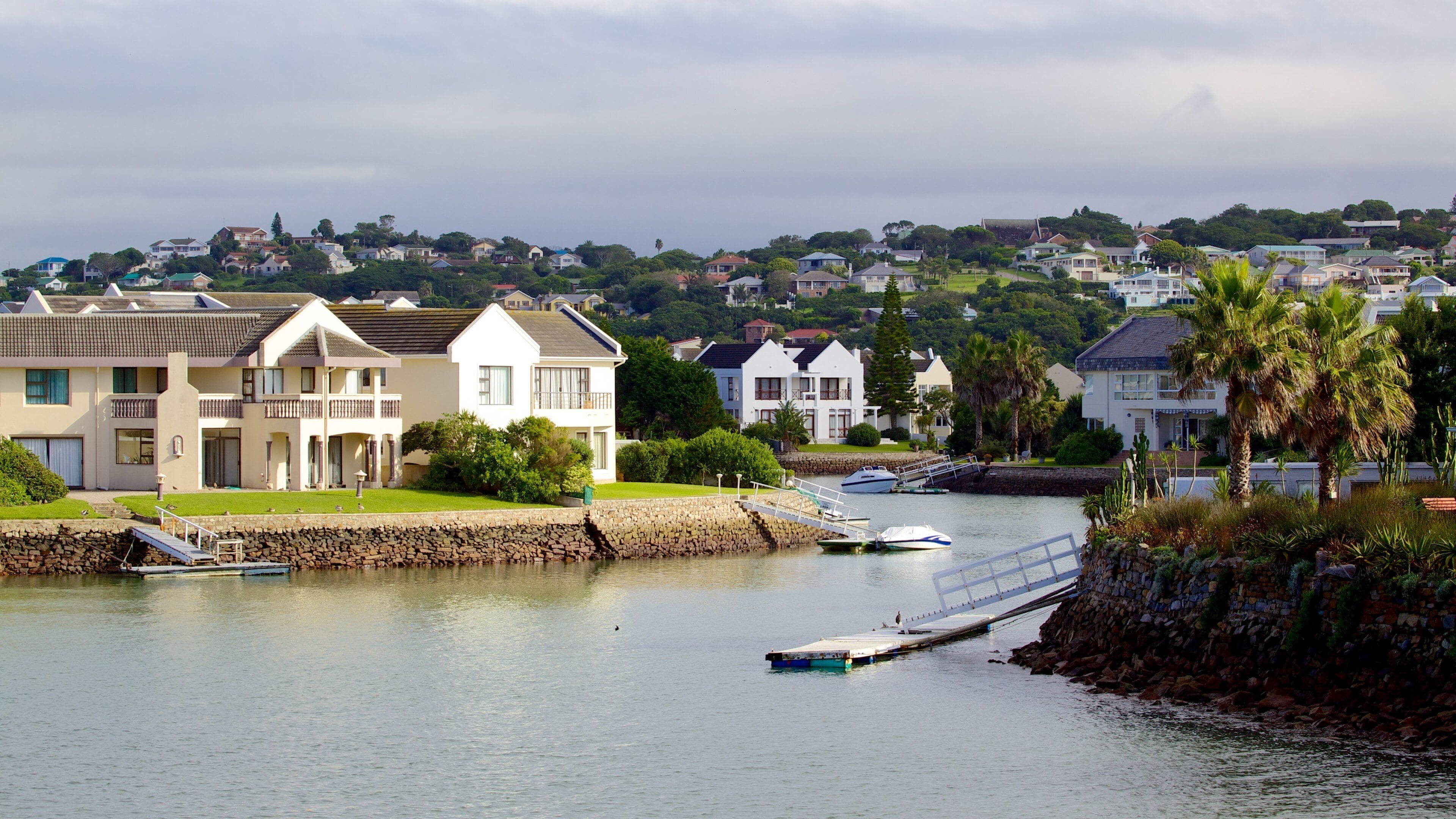 Port Alfred som inkluderer marina, hus og kystby