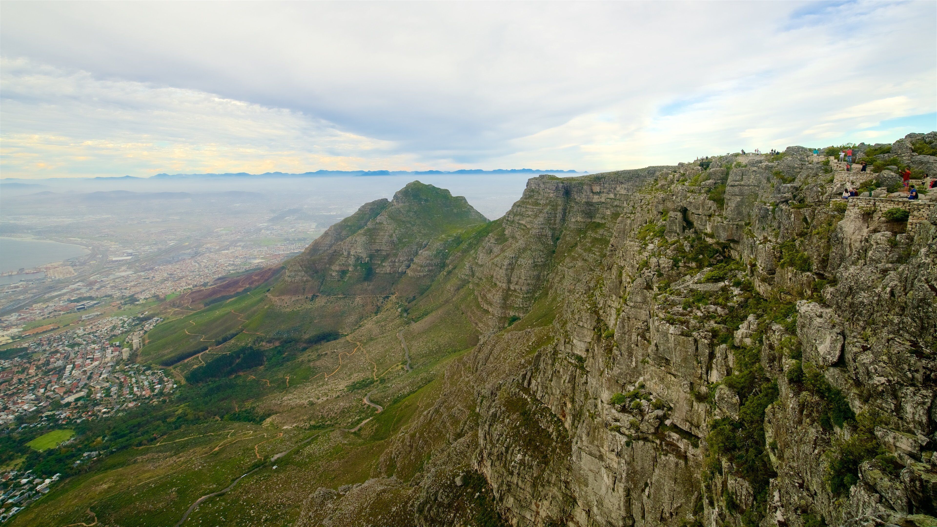 Rosebank showing mountains and landscape views