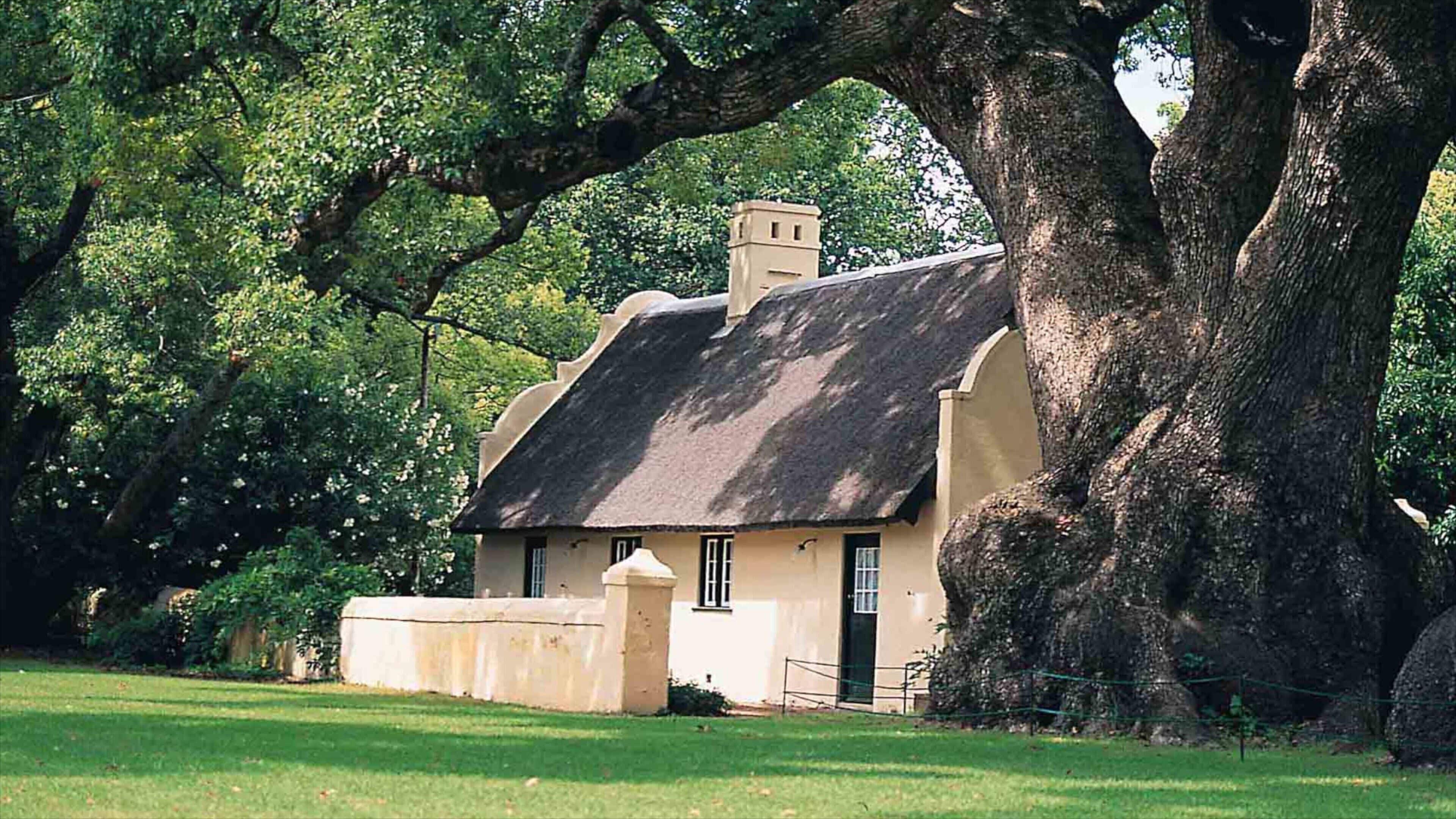 Somerset West que incluye una casa y un jardín