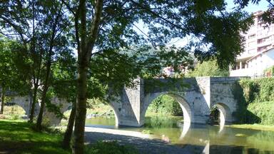 Puente sobre el río Erola en Zestoa (Gipuzkoa) País Vasco (España).