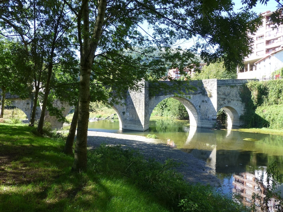 Puente sobre el río Erola en Zestoa (Gipuzkoa) País Vasco (España).