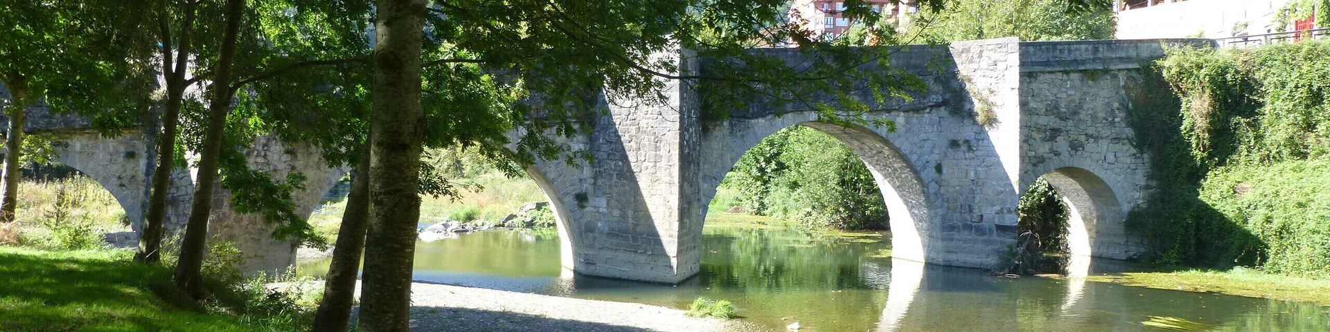 Puente sobre el río Erola en Zestoa (Gipuzkoa) País Vasco (España).
