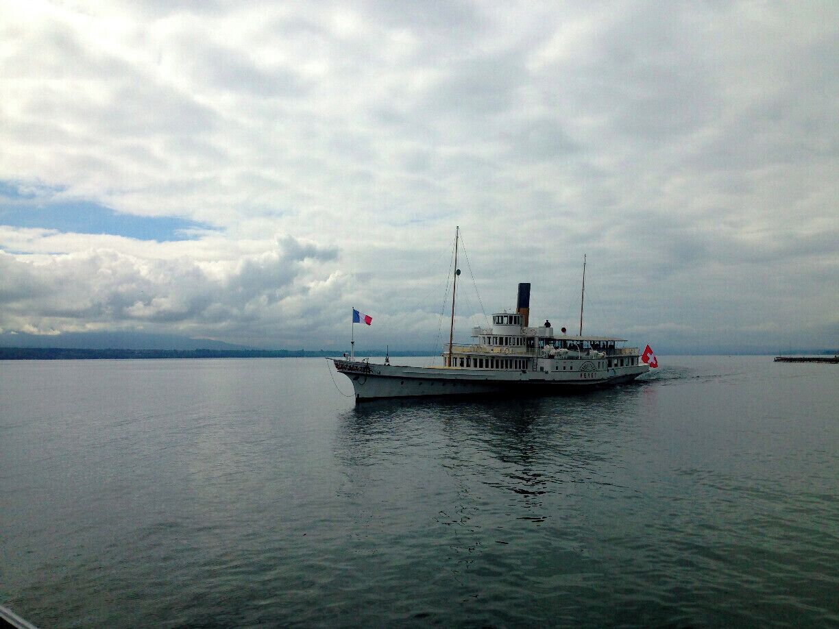 This ferry takes passengers from the picturesque Swiss town of Nyon (between Geneva and Lausanne) and the French medieval village of Yvoire. A visit to Yvoire makes a great day trip when visiting Geneva or Lausanne. A return ticket is 24 CHF. #TroverDetour