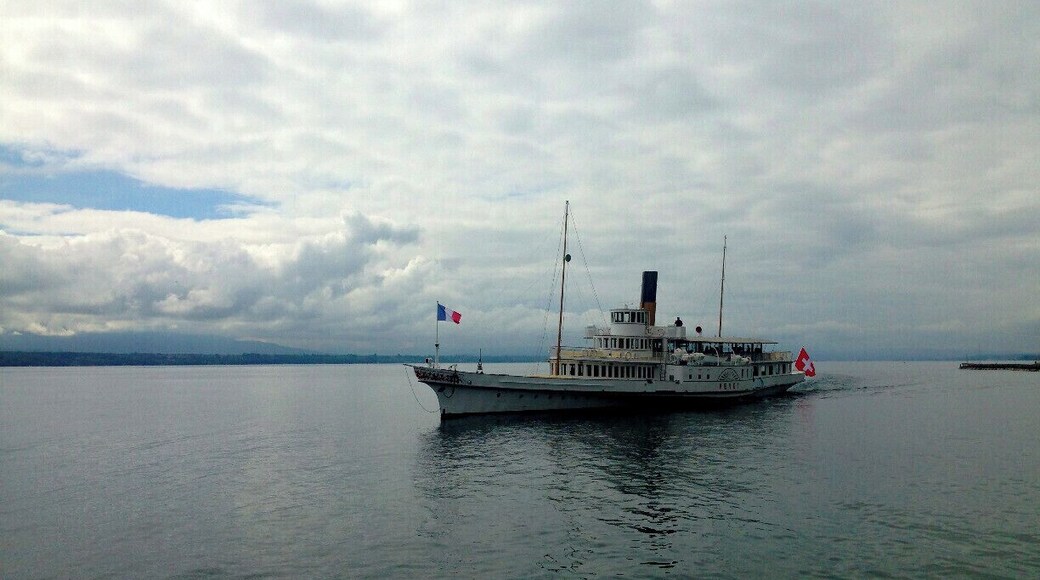 This ferry takes passengers from the picturesque Swiss town of Nyon (between Geneva and Lausanne) and the French medieval village of Yvoire. A visit to Yvoire makes a great day trip when visiting Geneva or Lausanne. A return ticket is 24 CHF. #TroverDetour