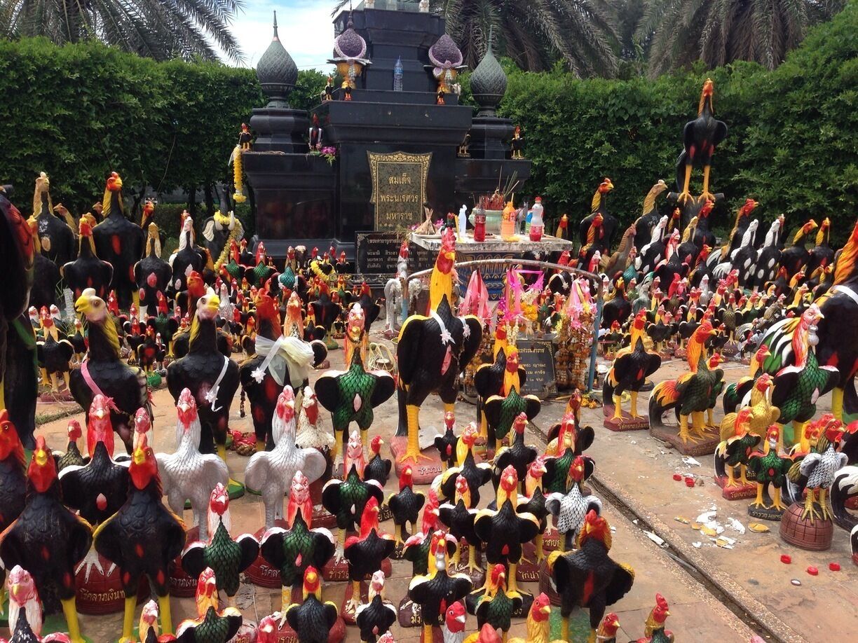 Apparenty this king was a huge fan of cockfighting hence the 100s & 100s of rooster statues 