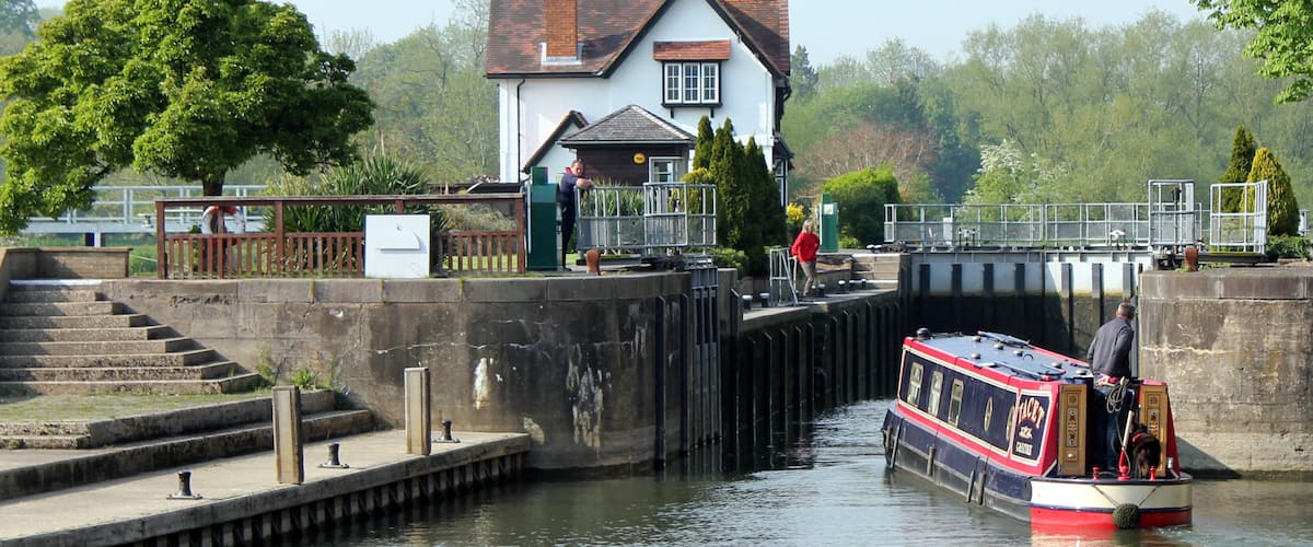 Goring on Thames; negotiating the lock.