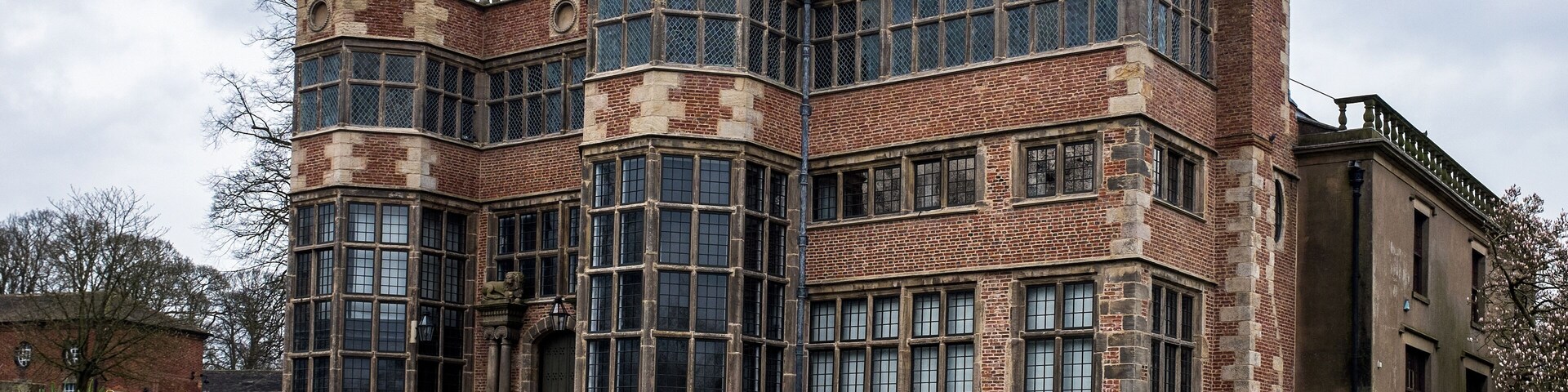 Un edificio histórico con grandes ventanales y fachada de ladrillo.