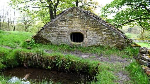 Hollinshead Hall Wellhouse and well