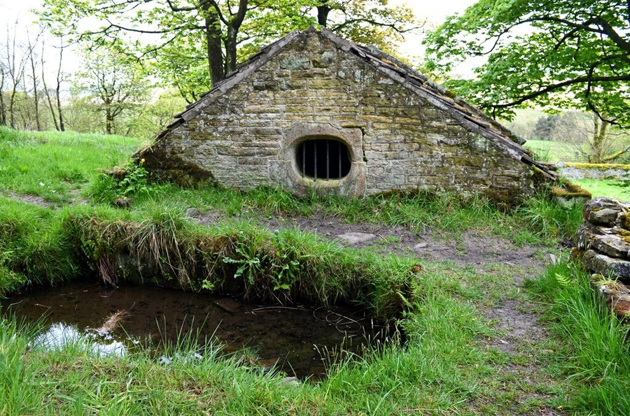 Hollinshead Hall Wellhouse and well