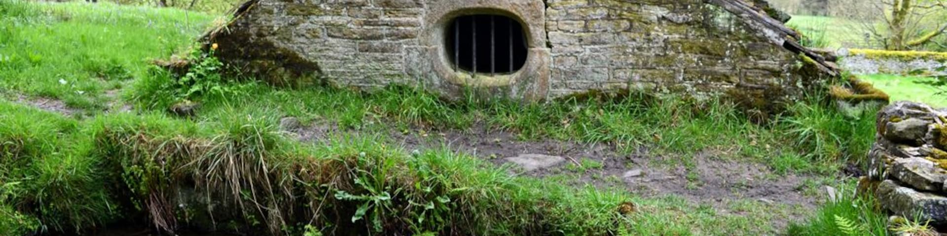 Hollinshead Hall Wellhouse and well