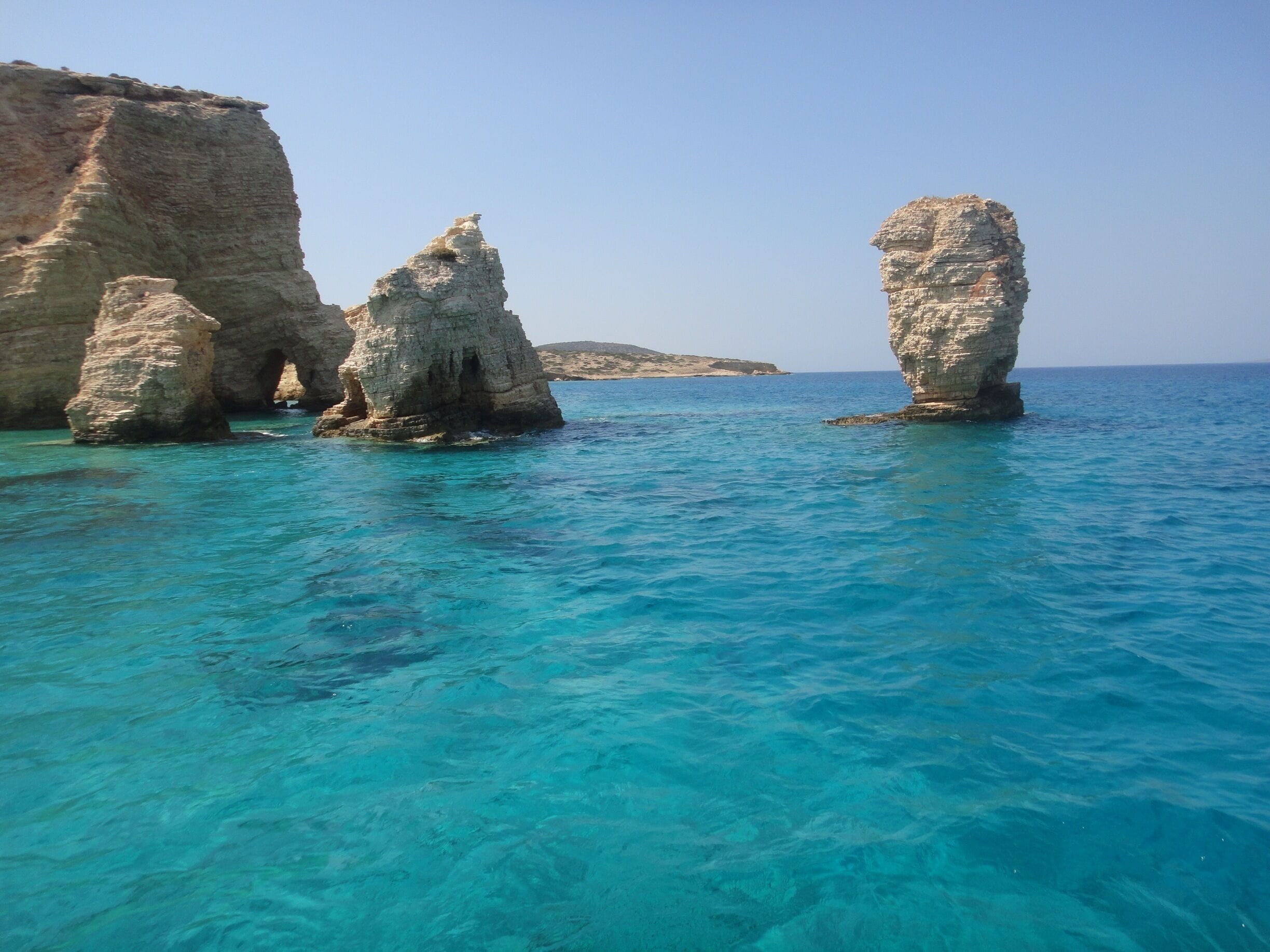 This was the day I truly realised what people mean when they talk of AZURE water! & I was the fortunate one who got to spend a day sailing & snorkelling here in the Small Cyclades off Naxos, Greece 😁