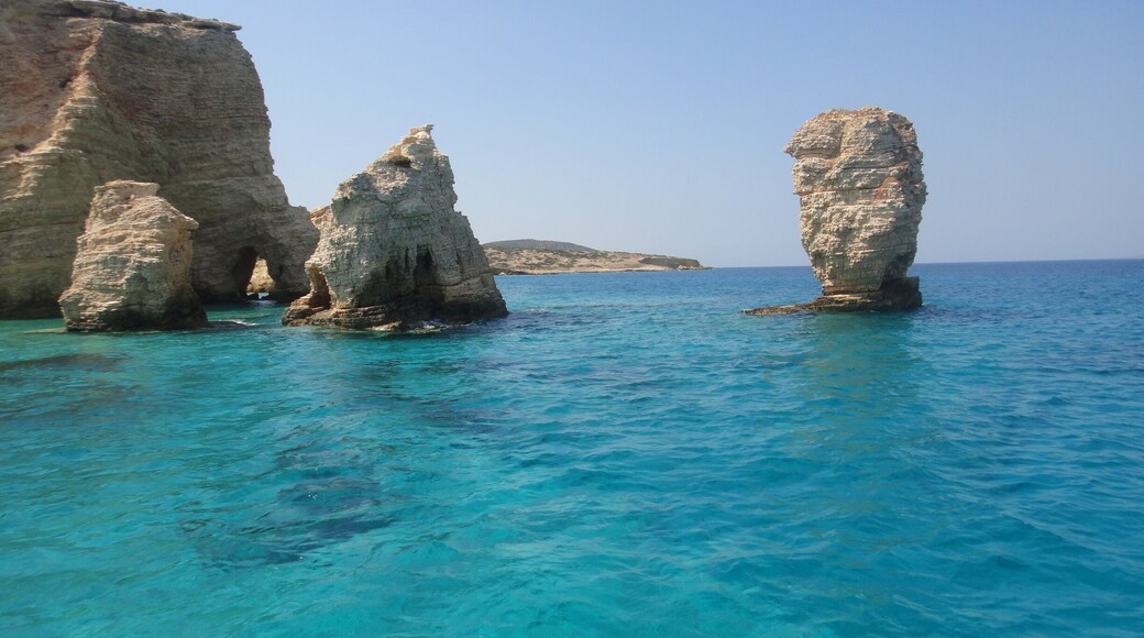 This was the day I truly realised what people mean when they talk of AZURE water! & I was the fortunate one who got to spend a day sailing & snorkelling here in the Small Cyclades off Naxos, Greece 😁