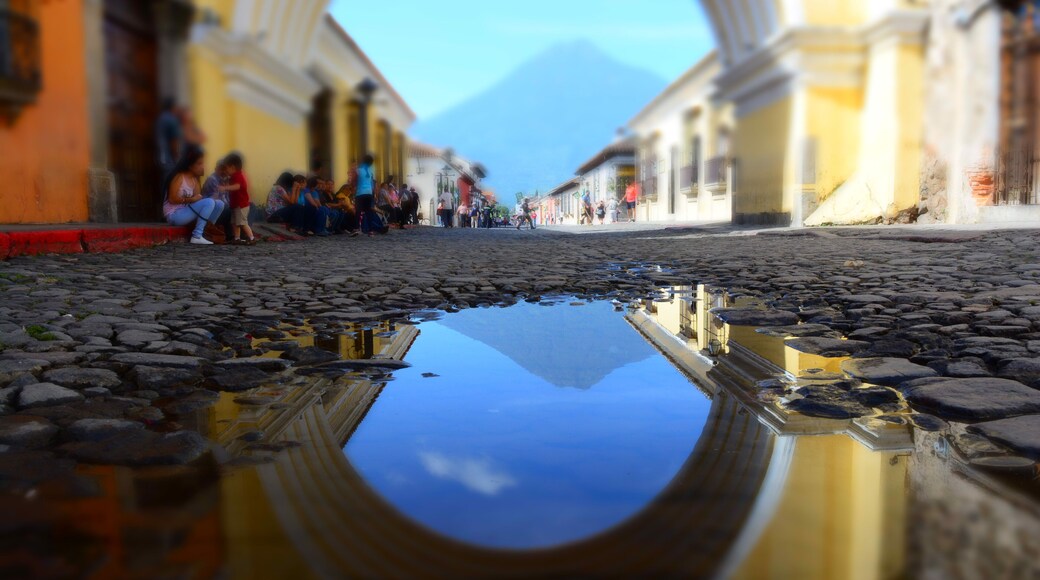 You can get amzaing views, culture and more in the colonial city: La Antigua Guatemala
#LifeAtExpedia #reflections #visitantigua #visitguatemala #volcano