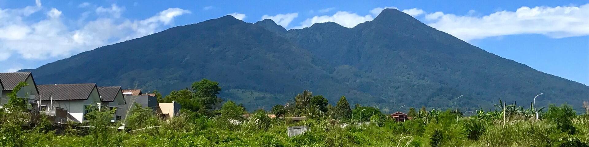 Beautiful clear blue sky painted the “rain city” #BVSblue #lifeatexpedia