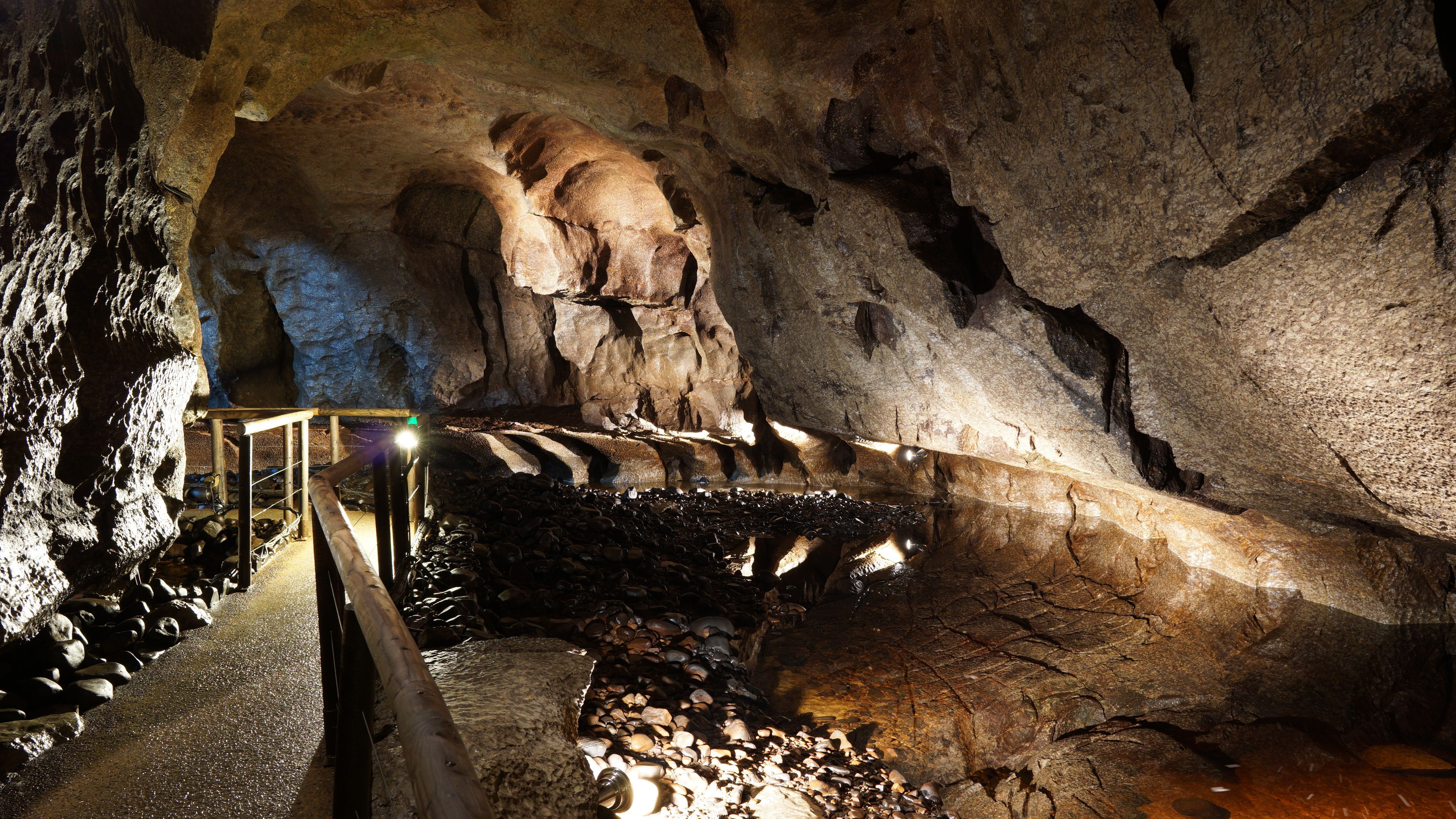 Una cueva con estalactitas y un pasillo de madera.
