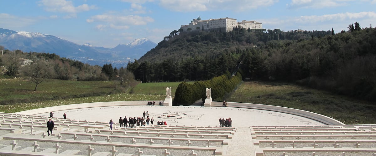 Cimitero Polacco e sullo sfondo l'Abbazia Benedettina