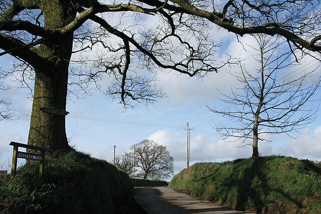 Thelbridge: entrance to Woodford Farm By the B3042 Chawleigh-Witheridge road, looking north-north-west. The Two Moors Way uses this lane