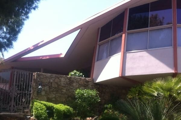 This neighborhood has oodles of modernist houses worth cruisin by with cool street plans from another era. Elvis' pad wasn't particularly cool compared to other pads nearby but it ain't too shabby.