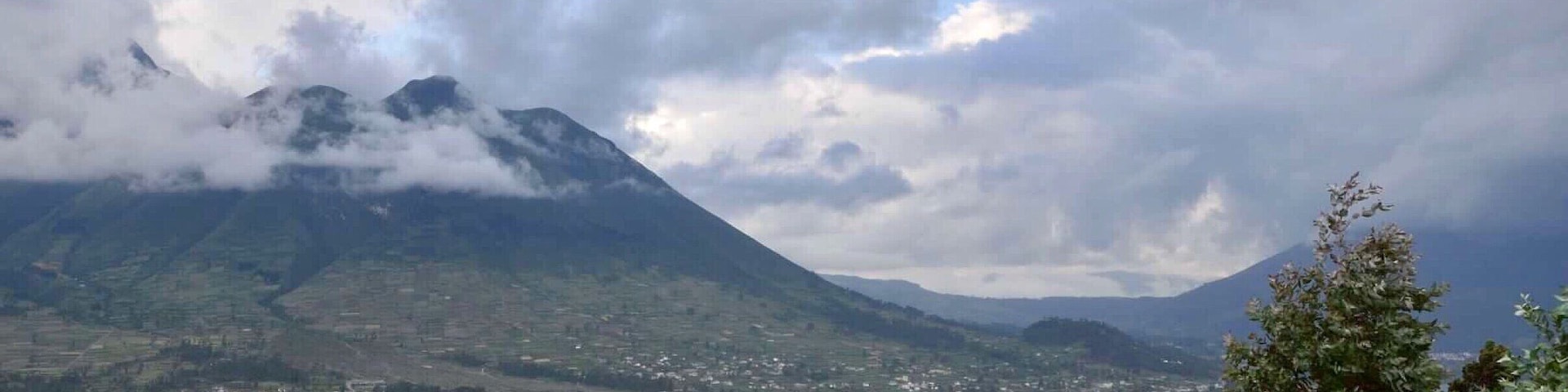 El Lechero is a sacred tree with beautiful views of the San Pablo Lake and 2 volcanoes: Imbabura and Cotocachi. We stopped to see the tree, but were more interested in the view! #mountains