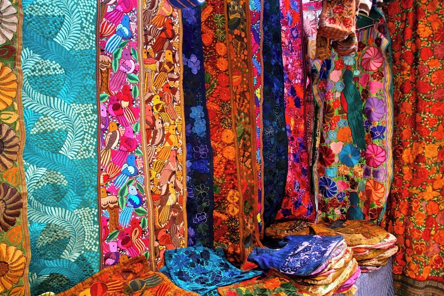 Una exhibición de textiles coloridos y ricamente bordados.
