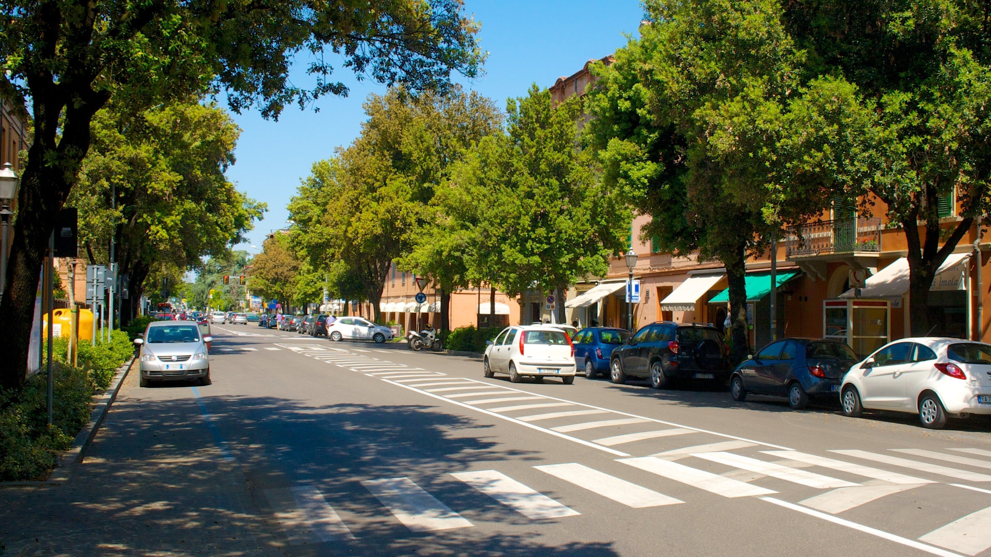 Imola showing street scenes and a city