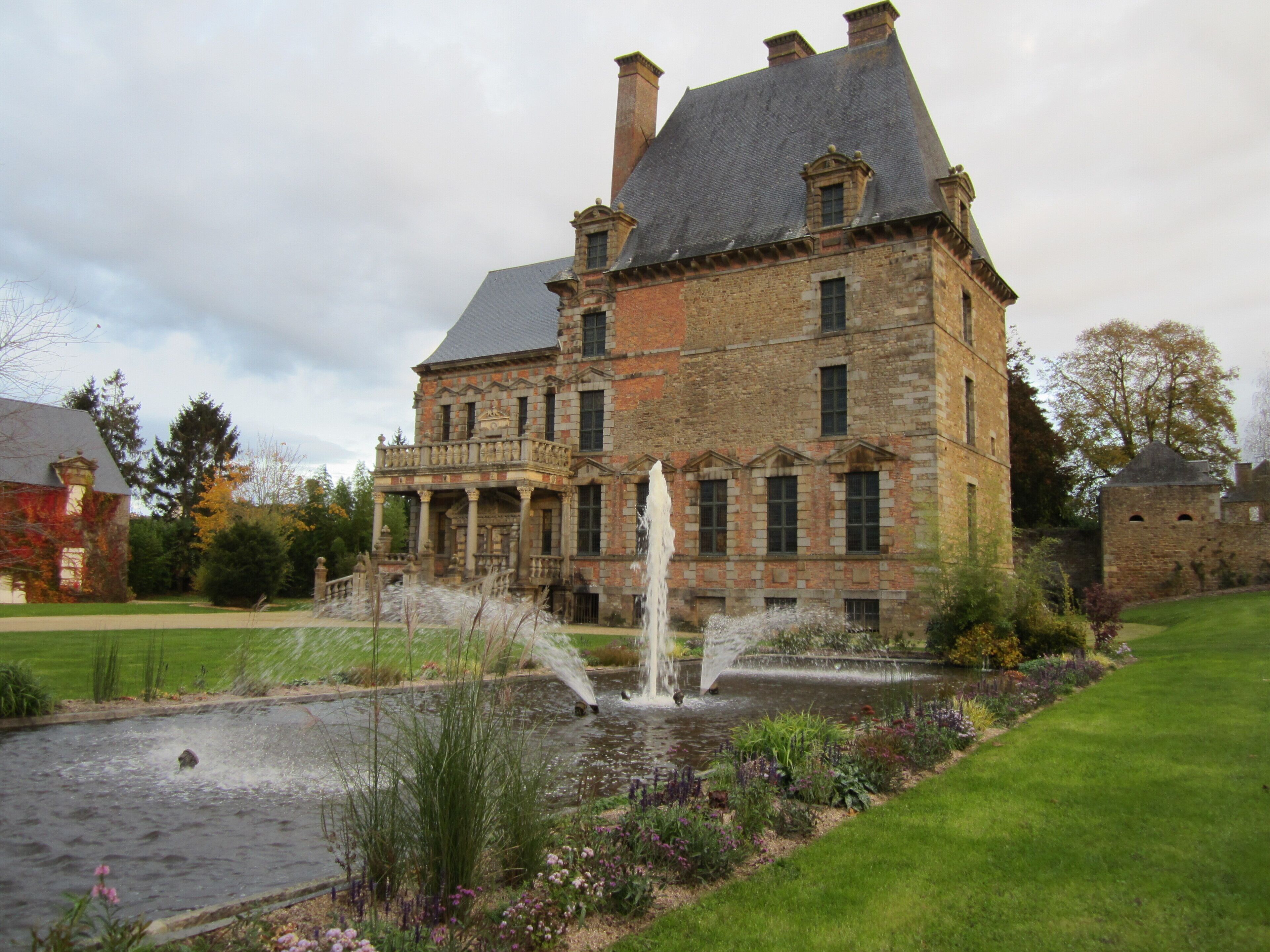 This building is indexed in the Base Mérimée, a database of architectural heritage maintained by the French Ministry of Culture, under the reference PA00110393 .