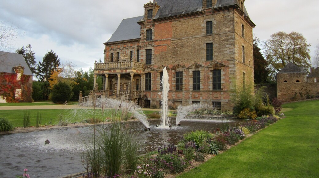 This building is indexed in the Base Mérimée, a database of architectural heritage maintained by the French Ministry of Culture, under the reference PA00110393 .