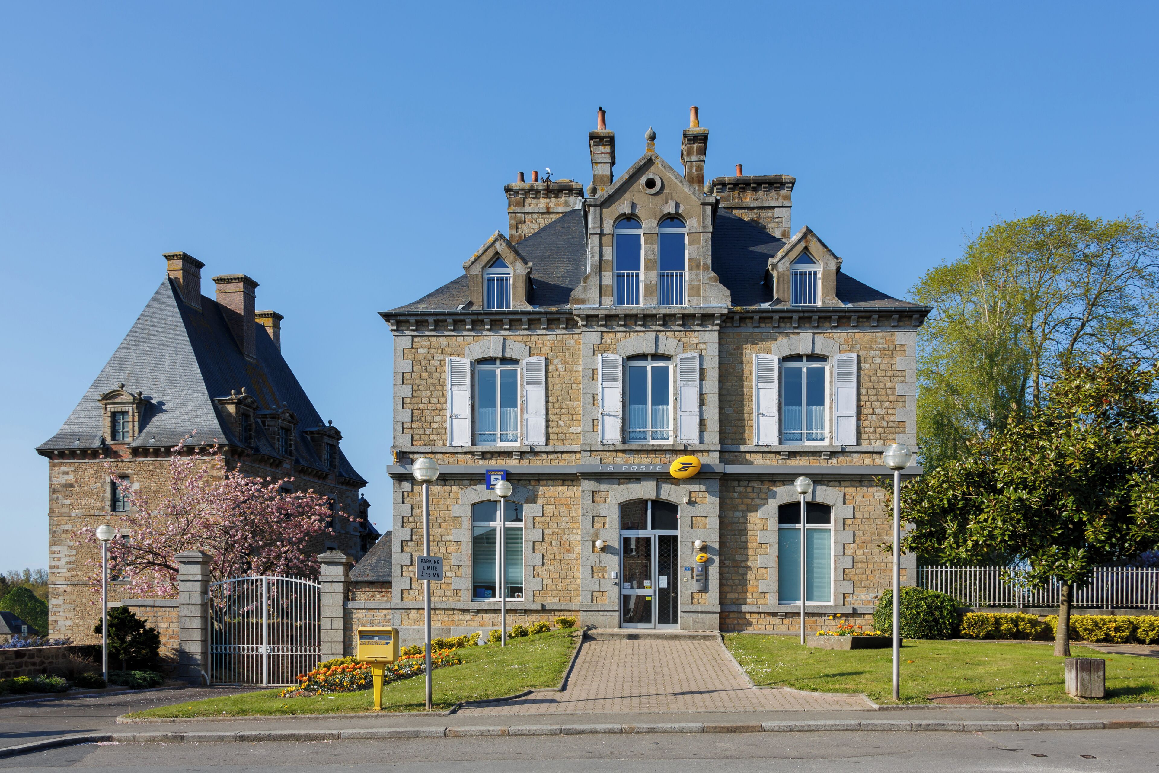 Ducey, France: Post office of Ducey, situated in one of the historic buildings of the town