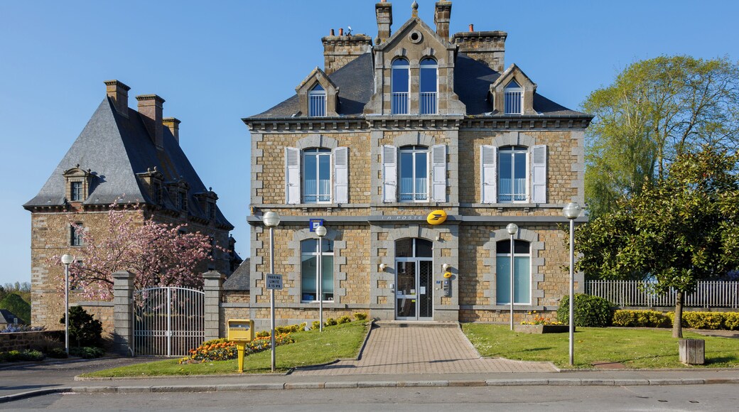 Ducey, France: Post office of Ducey, situated in one of the historic buildings of the town