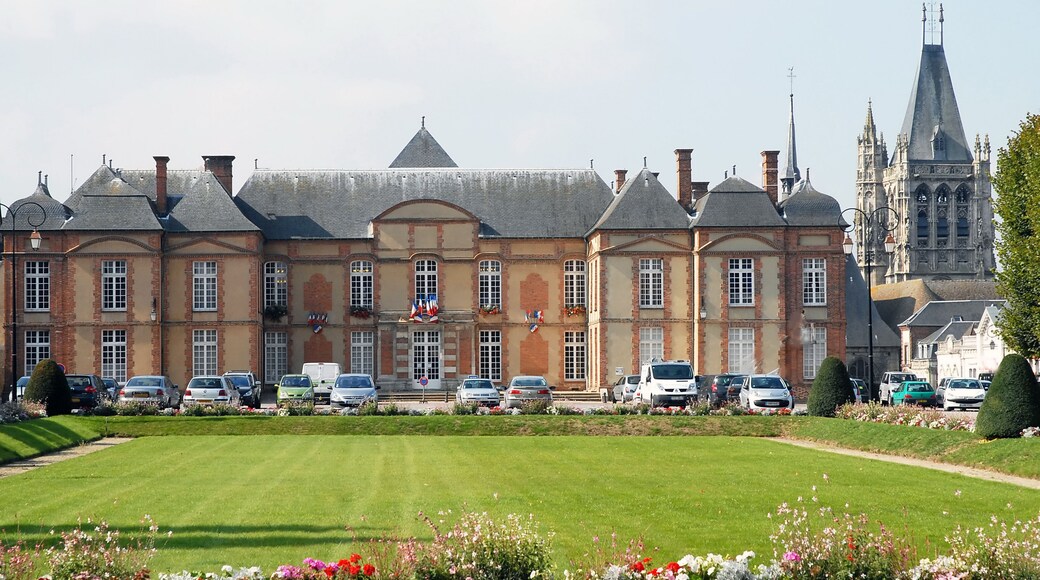 Ville de l'Aigle, Hôtel de Ville (ancien château) et son parc, département de l'Orne en Normandie, France