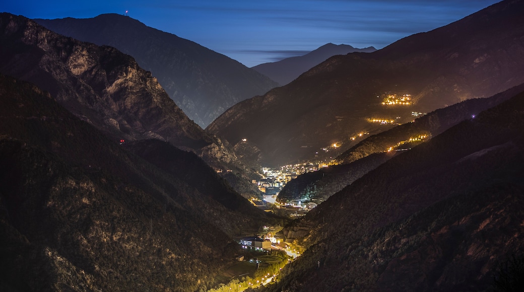 Paisaje del Valle de Sant Julia de Loria de los pirineos de Andorra iluminado al anochecer.