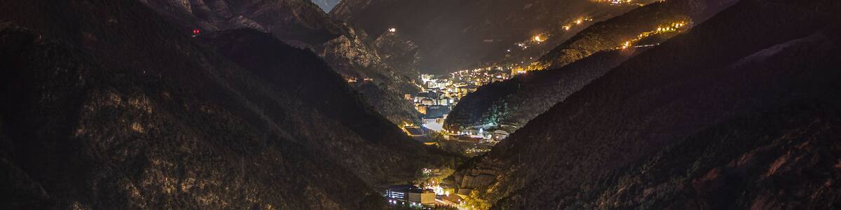 Paisaje del Valle de Sant Julia de Loria de los pirineos de Andorra iluminado al anochecer.